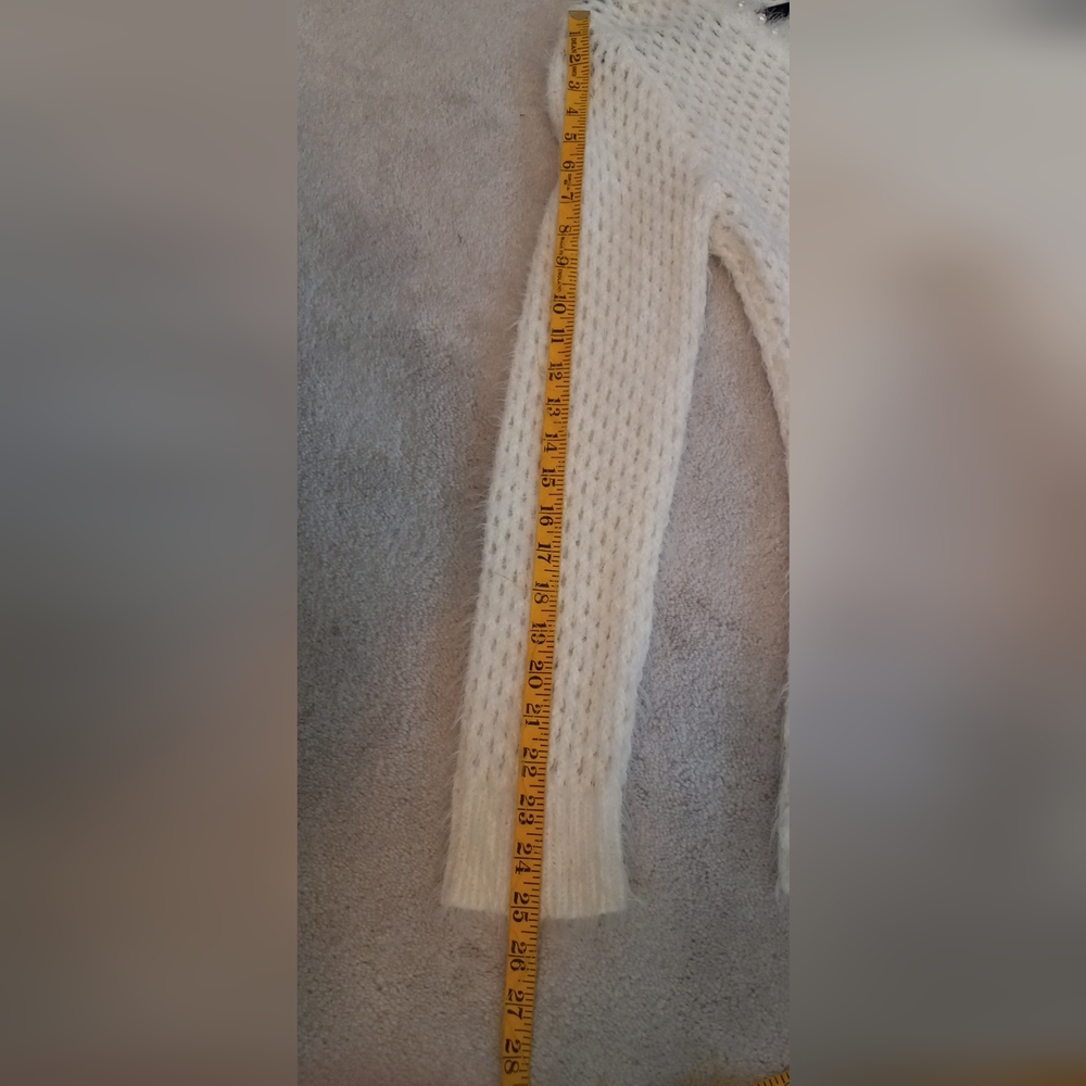Sky's the Limit Cashmere-look Cream color Women's V-Neck Sweater Size Medium - Picture 10 of 10